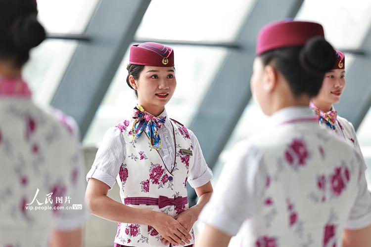 重庆:高铁乘务员开展服务礼仪培训
